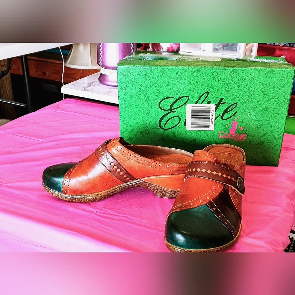 Woman's size 8 clogs, New